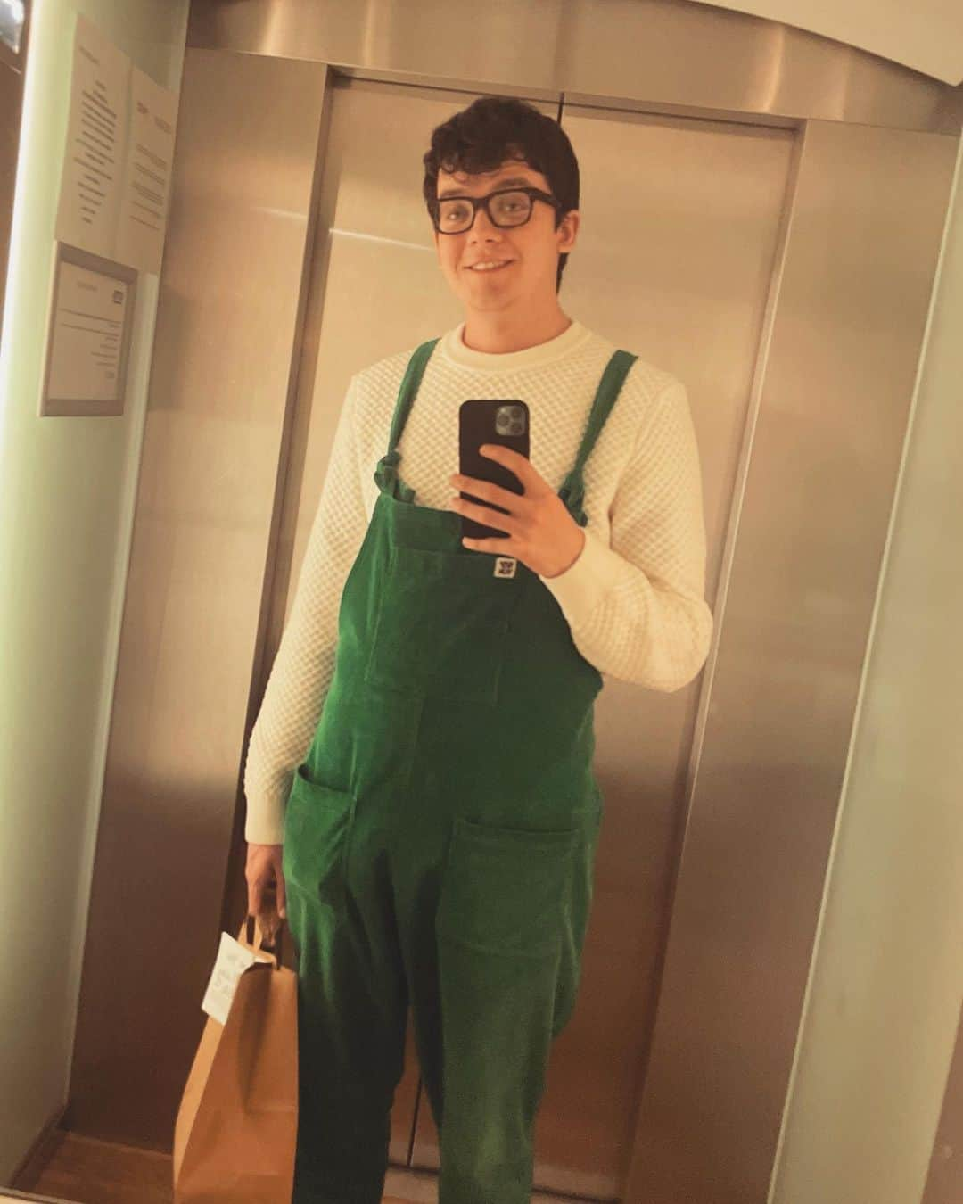 エイサ・バターフィールドさんのインスタグラム写真 - (エイサ・バターフィールドInstagram)「I turn up outside your gaff with your Deliveroo order wyd?」2月25日 6時11分 - asabopp