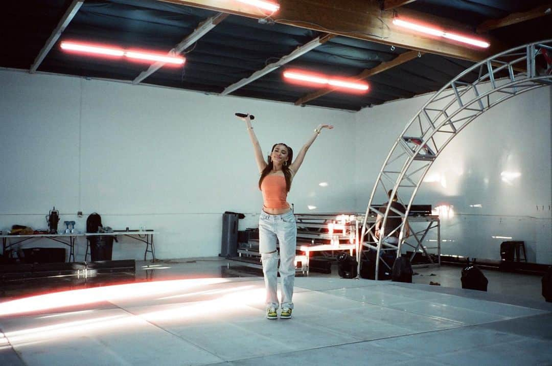 マディソン・ビアーさんのインスタグラム写真 - (マディソン・ビアーInstagram)「comin to a computer near you 🤍 tickets to my virtual concert / entire album show are available at madisonbeer.live see u there」2月25日 6時18分 - madisonbeer