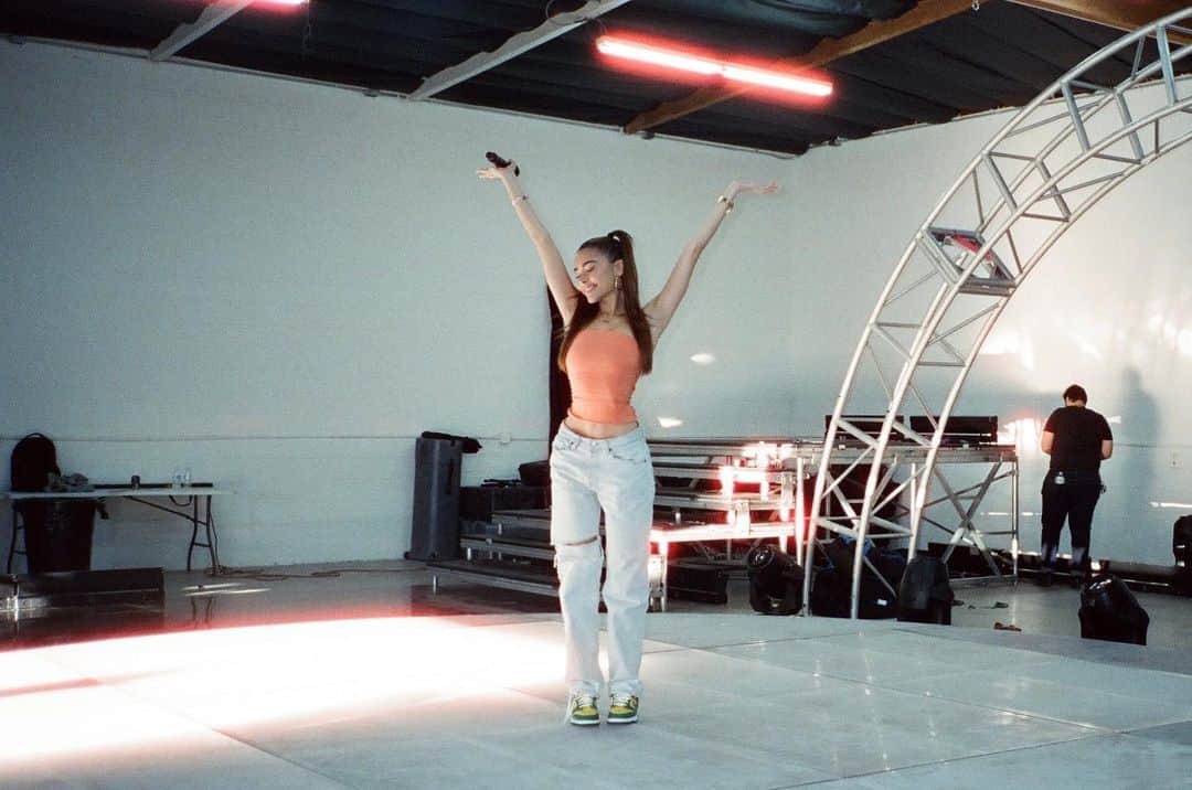 マディソン・ビアーのインスタグラム：「comin to a computer near you 🤍 tickets to my virtual concert / entire album show are available at madisonbeer.live see u there」