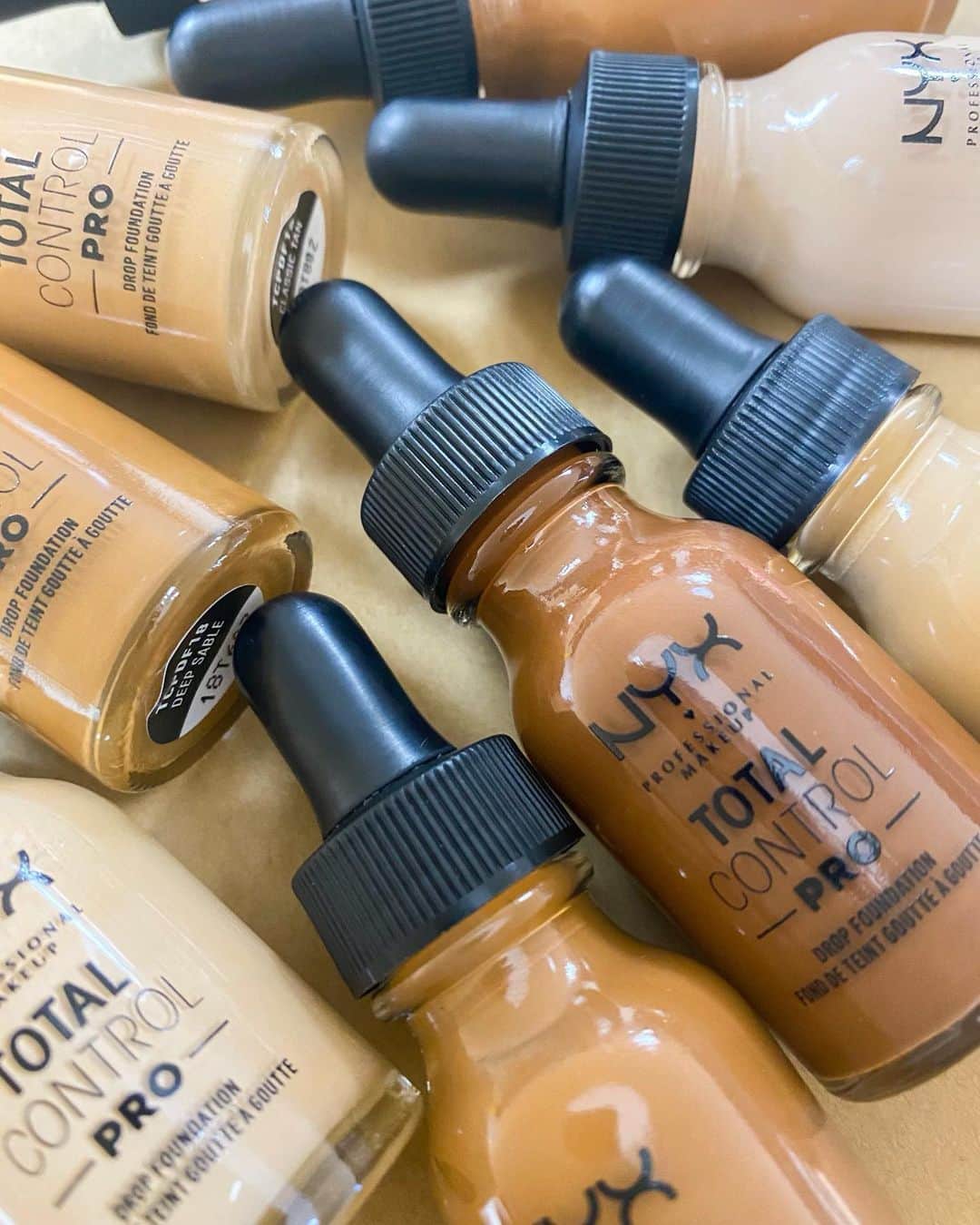 NYX Cosmeticsさんのインスタグラム写真 - (NYX CosmeticsInstagram)「Coverage you control 🙌✨ Our newly formulated TOTAL CONTROL PRO DROP FOUNDATION is our secret to a hydrated & healthy-looking base! 💕 No ashiness, no cakeyness, and no greasiness! ❌ Drop it down & score your perfect match online at nyxcosmetics.com 💋 • #nyxcosmetics #nyxprofessionalmakeup #crueltyfreebeauty #veganformula」2月25日 6時19分 - nyxcosmetics