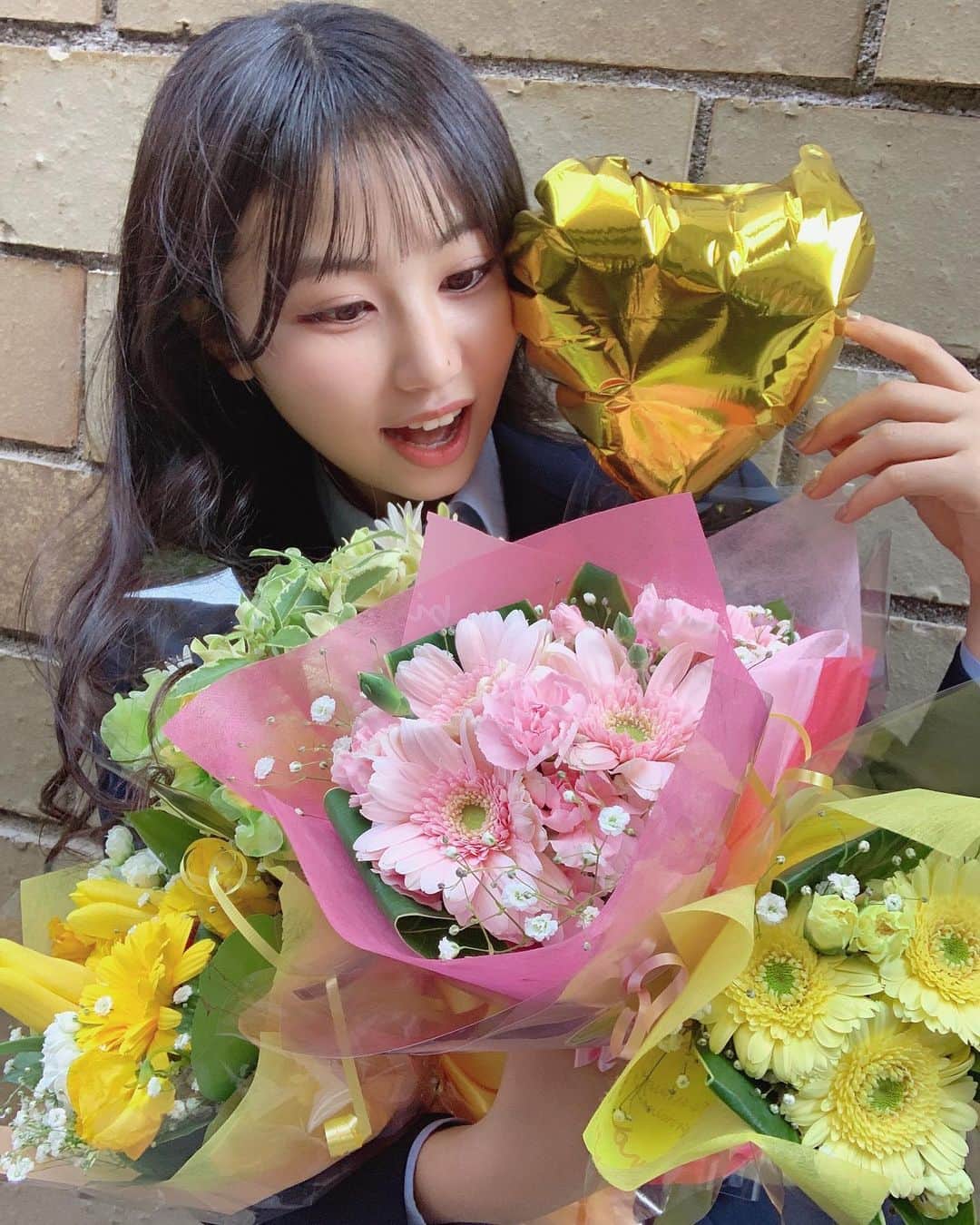 宮丸くるみのインスタグラム：「おはよーー(*´▽｀)ﾉﾉ なんか花束ガン見してる写真あった、笑  ・ ・ ・  #リリバリ #lilyofthevalley #idol #アイドル #卒業式 #卒業 #jk #18歳 #高校生 #ロングヘア #ぱっつん前髪 #花束 #バルーン #巻き髪 #思い出」