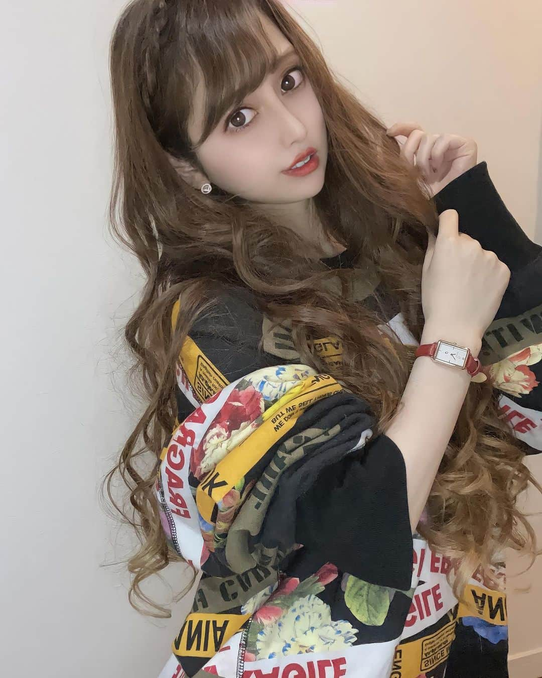 華平エレナのインスタグラム：「以前も紹介した @4bwatches_japan ⌚️🙆‍♀️  『sellibo45』で10%オフ🥺🔥🙏 コードは1年間有効です💓  いま時計修理だしてるから使ってる🤫  #blackbybluebrave #4bwatches #腕時計 #時計 #銀座 #キャバ嬢 #ホステス #ライバー #モデル #インフルエンサー」