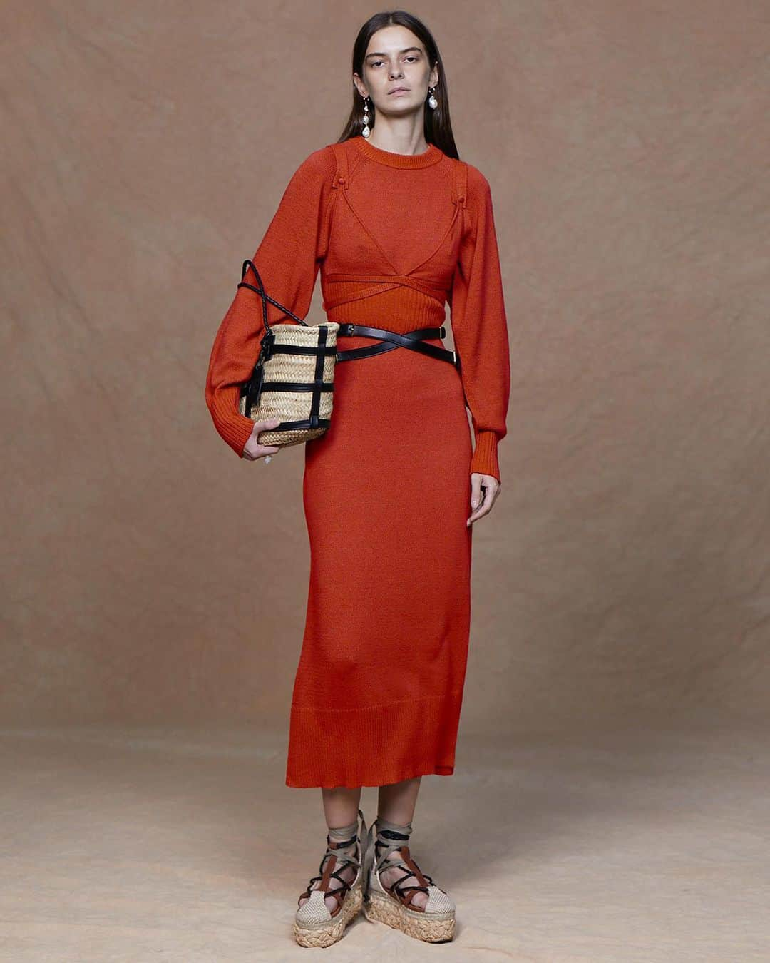 アルチュザラのインスタグラム：「The ‘Chamoile’ Knit Dress and the small ‘Watermill’ Bag from the SS21 Collection.   www.altuzarra.com #Altuzarra」