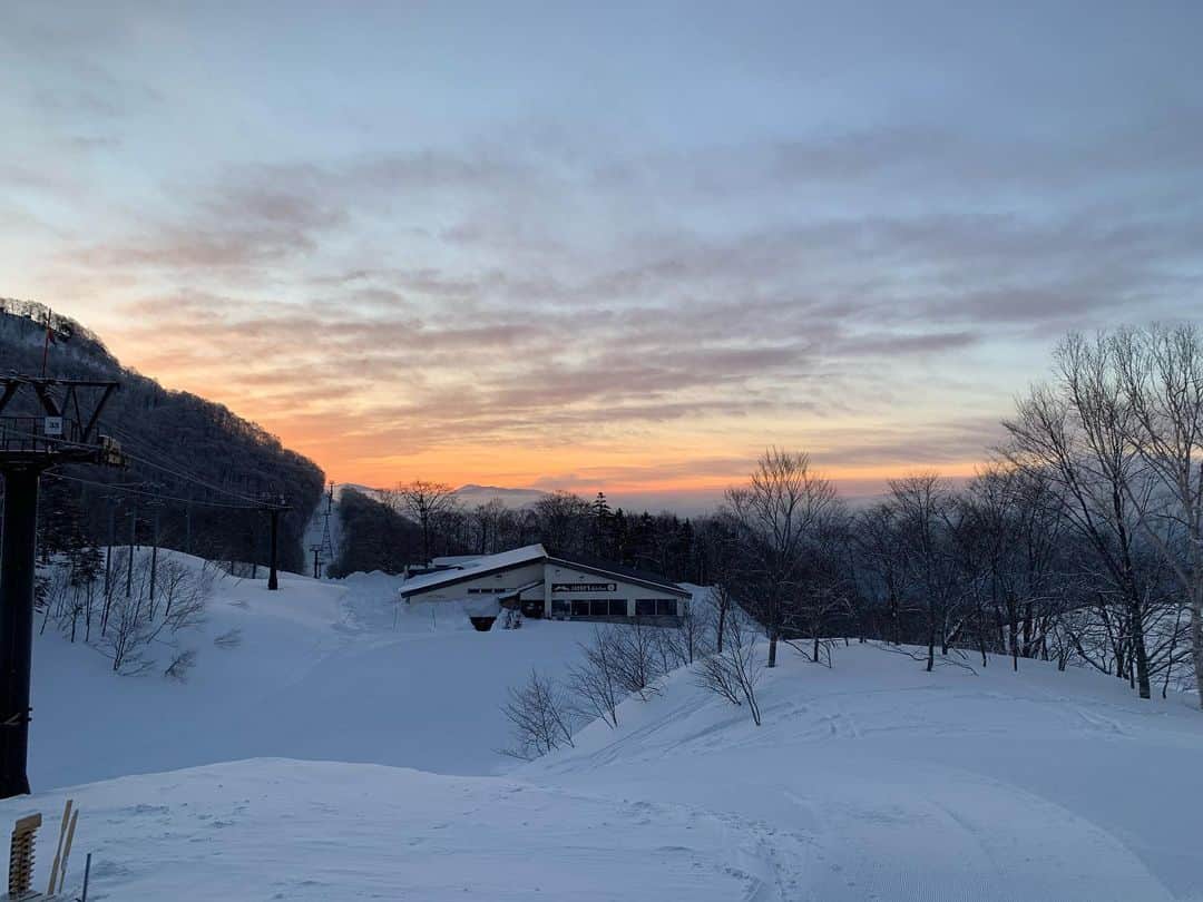 栂池高原スキー場さんのインスタグラム写真 - (栂池高原スキー場Instagram)「おはようございます！ 栂池高原スキー場、朝イチレポートです！  天候　晴れ 気温　−9℃ 風速　0m/s 積雪　288cm  晴れていて圧雪も綺麗に入ってとても気持ち良く滑れそうです！  ご来場お待ちしております！！  #栂池 #栂池高原スキー場 #tsugaike  #白馬つがいけwow #栂池高原　 #北アルプス　#後立山連峰 #白馬 #白馬連峰 #スキー　#スノボ　#冬山  #hakuba #mountain #tsugaike #tsugaikekogen 　#小谷村」2月25日 6時33分 - tsugaike_kogen