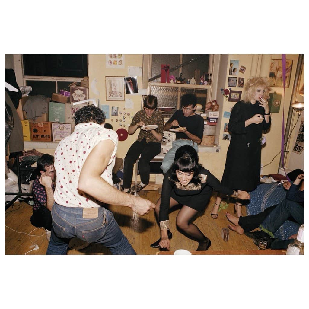 オリヴィア・ワイルドのインスタグラム：「Vaccine dream. @nangoldinstudio」