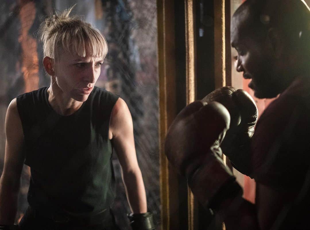 ミッキー・サムナーのインスタグラム：「@therealbtc & I worked so hard & had so much fun training for this scene! Thank you to our amazing stunt team led by @bchanworld & @camhilts, my badass stunt double @alidunn8, @tommyeurope, @blue_jesse & @erik_armando_alvarez for all the amazing boxing classes, & @clem_fitness_ & @turfliving for getting me into mean shape. Whoa it takes a village ! ♥️ @snowpiercertv @tntdrama」