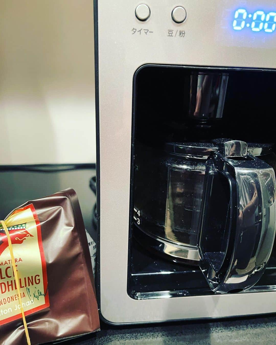 反田恭平さんのインスタグラム写真 - (反田恭平Instagram)「最近の日課。 @keigoop.32 がプレゼントしてくれた豆を挽くコーヒーメーカーを、朝起きて飲むことが最近の日課になりつつある。 #コーヒー」2月25日 6時58分 - kyoheisorita