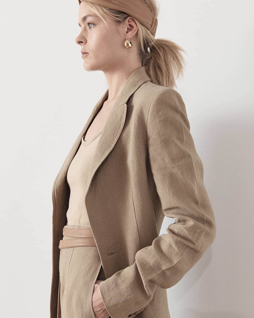 ベイシークのインスタグラム：「new arrival. the linen longerline jacket. ​ ​made from sustainably grown stonewashed belgian linen, woven using solar and wind power. ​ ​#bassike」
