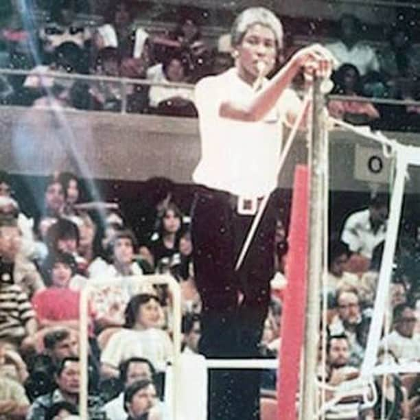 USA Volleyballさんのインスタグラム写真 - (USA VolleyballInstagram)「Olympian Verneda Thomas (top row, third from the left) was a pioneer in the sport of volleyball. She was part of the first U.S. Olympic Women’s Volleyball Team roster at the 1964 Olympics Games in Tokyo and was the only African American player on that team. Following her playing career, she became a USA National referee and was an FIVB qualified scorekeeper. In addition to being a great volleyball player, she was also a member of the U.S. women’s track and field team and won the national high jump title in 1957. Verneda passed away at the age of 79 on March 30, 2016. #BlackHistoryMonth」2月25日 7時00分 - usavolleyball