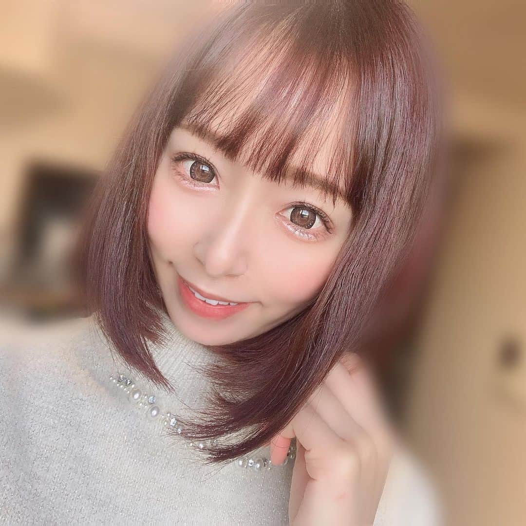 華月咲（さーちゃん）のインスタグラム：「0225 おはさーちゃん\( ･ᴗ･ ) 昨日は美容院で髪トゥルトゥルに してもらったよーん💇‍♀️月イチの贅沢💓 ショートボブも好評だし嬉しいなぁ🥳 みんなはショートとロングどっち派かな？ さて、今日も寒いけど笑顔で過ごそう〜🌈 ・ ・ #fashion #ootd #makeup #kawaii #instafashion #outfit #me #follow #followme  #華月咲 #さーちゃん #美容女子 #自撮り女子 #撮影モデル #フォロワー募集中 #ファッション #インフルエンサー #お洒落さんと繋がりたい #写真好きな人と繋がりたい」