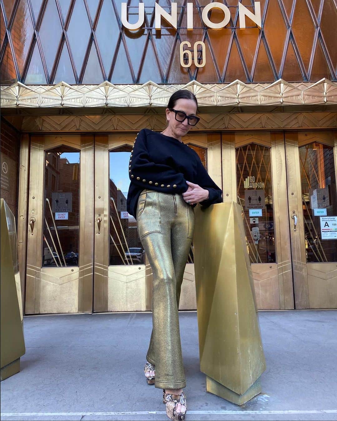 シンシア ローリーのインスタグラム：「Bye bye cold hello gold ✨」