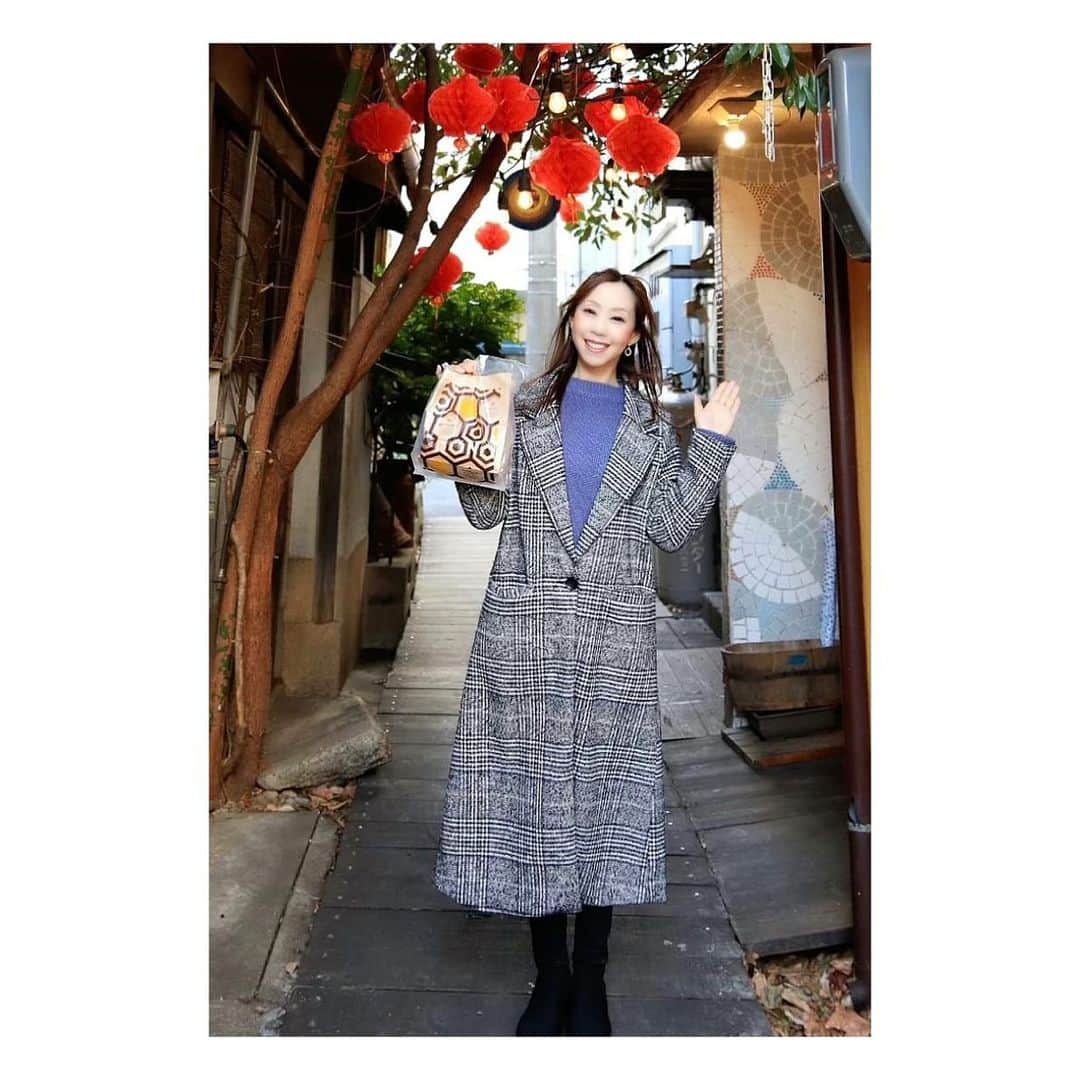 のインスタグラム：「・ 皆さま、おはようございま〜す♬ 本日はプライベートshot❤︎ パン屋さんでハンバーガーをお持ち帰りした時のpic〜♬ 「マネキンのように突っ立ってしまった私…」（笑）😁 写真撮るよ〜！って言われて… えっ！？今〜っ！？て…マスクパパッと取って… あわあわ〜😅ってなって… ピタッと止まったshotがこれ！！🤣 一体何がしたかったんだ〜！！の〜私〜🤣 モデルたるものこれはダメダメよっ〜😩ブッブー🙅‍♀️ しかも片手にはしっかりバーガーが。。。（笑） オフショット中のオフショットすぎて笑える😁 パン屋さんは日本なのに… 外の雰囲気が春節の台湾や中国っぽくて異国の地みたい♬ こういう雰囲気めっちゃ嬉しかったなぁ。。。❤︎ 今度はちゃんとした！？picを選ぼ〜っ！！ picを3枚postしま〜す♬ 上の↑picを横に⇒swipeして見てくださいね♬ さら〜っと見ちゃってくださいまし〜👍 今日も一日頑張ってまいりましょう〜♬ ・ #マネキン ⁉︎shot ！？#韓国ファッション#モデル#大原由美子#model#関西モデル#神戸モデル#冬コーデ#写真を撮るのが好きな人と繋がりたい #fashion#アパレルモデル#お洒落さんと繋がりたい#ファッションモデル#fashionmodel#サロモ#jaiguru#模特#インフルエンサー になりたい#写真家さんと繋がりたい#Japanesemodel#모델#カメラマンさんと繋がりたい #webモデル#fashion#写真好きな人と繋がりたい#ファインダー越しの私の世界 #被写体#ootd 手には#🍔#🧥」