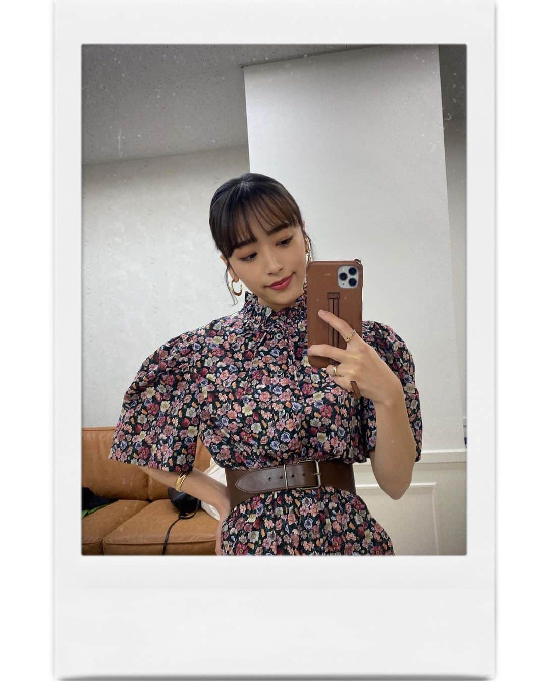 近藤千尋のインスタグラム：「おっきいパフショルダーの 衣装が可愛い…🌼🌸  こんな平然な顔をしてますが この後ドッキリをかけられ🤣🤣 また告知しますっ📺♥️  更新がちょっと空いちゃって🤏 溜まっております。笑😭😭😭  #春服 #花柄 #衣装 #ドッキリ」