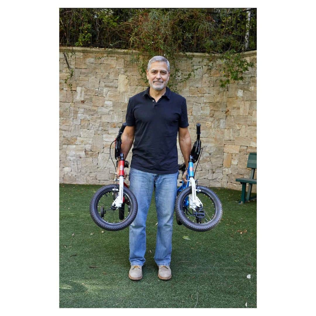 ローラ・ベイリーさんのインスタグラム写真 - (ローラ・ベイリーInstagram)「Bicycle maintenance.   (My kind of guy).  George Clooney ✨  Via @wmag   @juergentellerstudio   The Midnight Sky ~  I loved this film.  A meditation on space ~ & modern family. 💫」2月25日 7時11分 - laurabaileylondon