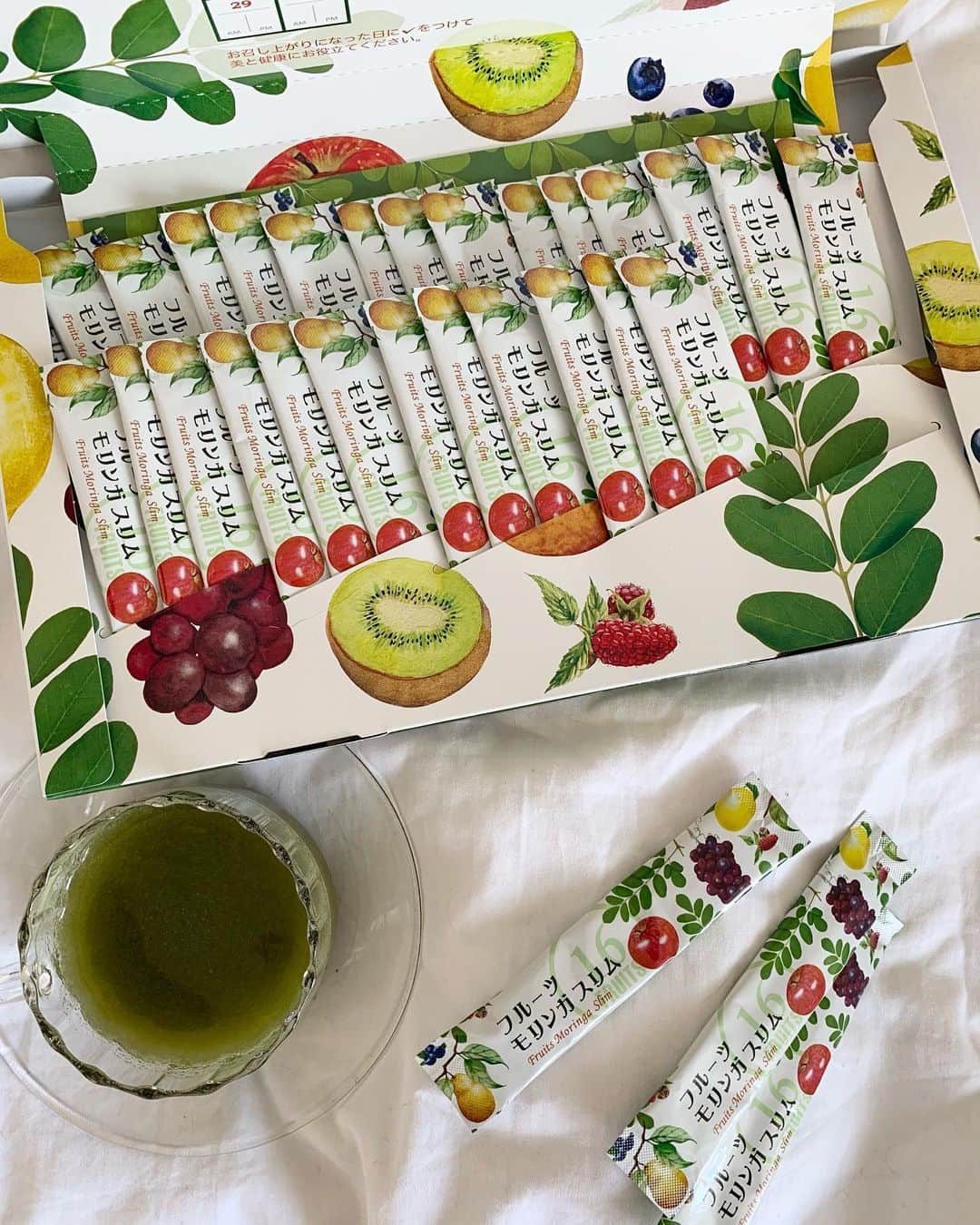 宮田綾子さんのインスタグラム写真 - (宮田綾子Instagram)「⁑ モリンガスリムを飲み始めたよ🌱 なんと地球上で最も栄養素が高いとも注目されているそうです！興味津々すぎてモリンガの実力っていう本も買ってしまった、笑  このフルーツモリンガスリムは、粉末状になっていて、水に溶かすだけでとっても飲みやすい  健康、美容にすごく効くみたいだから毎日続けてます！ 気になった方は私のストーリーズハイライトからモリンガのページに飛べるようになっているのでチェックしてみてね 2月中限定1,000円引きをお見逃しなく！  #フルーツモリンガスリム #モリンガ #スーパーフード #美容と健康 #pr #宮田綾子 #サプリメント #美容好きな人と繋がりたい #美容好き #美容オタク #美容マニア #美肌になりたい #美肌作り #健康第一 #ダイエット #きれいになりたい」2月25日 7時23分 - ayako__miyata