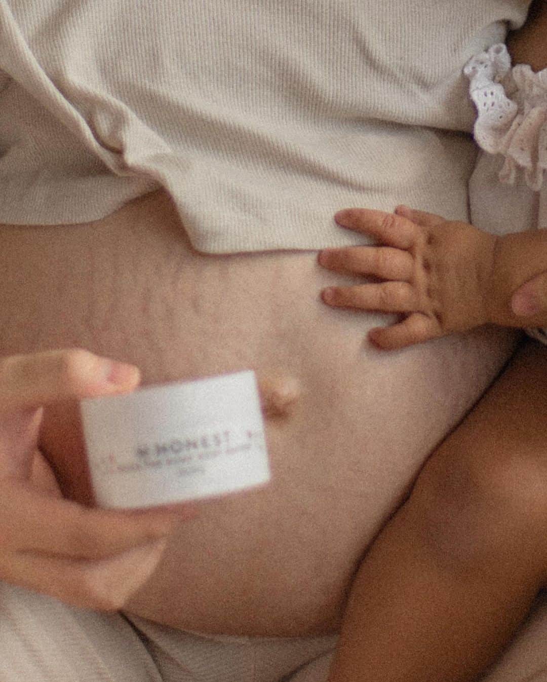 The Honest Companyさんのインスタグラム写真 - (The Honest CompanyInstagram)「Today’s #WomanCrushWednesday is @peaceofusx who’s sharing allllll the expecting mama realness 💗⁣ ⁣ “I can’t believe it wasn’t that long ago that I got to hold both my babies at the same time, but in different ways. I used the honest Mama Collection all throughout my pregnancy and I am still using it postpartum.⁣ ⁣ My favorite Honest product during pregnancy was the Rock The Bump Body Butter because of how it made my skin feel and how moisturized and glowy I was after using it. I am stretch mark prone, and unlike popular belief: THAT IS NORMAL. I wasn’t looking for something to help me prevent stretch marks, but something that would make me feel the best version of myself. And that’s what Honest Mama did for me.⁣ ⁣ Their Calm Your Nip Balm was also the hero of my every day in those tough PP breastfeeding days. I am extra thankful products like this exist and are now part of our story.”⁣ ⁣ P.S. Expecting mamas, our Honest Mama line is available to shop now at @Target + @Amazon. ⁣ ⁣ #HonestMama #MomBod #HonestAmbassador #HonestCompany」2月25日 7時23分 - honest