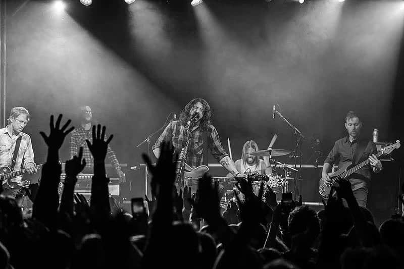 フー・ファイターズのインスタグラム：「Four years ago today... @glastofest gig was announced with a set from The Cheese and Grain. 🖤🇬🇧 Can't wait to be back in the UK!!! ✈️#ObeliskAirlines #cheeseandgrain   Photo by @redmen1」