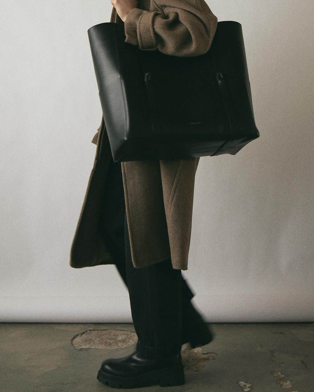 JanessaLeoneのインスタグラム：「BAG 02 ____ XL WEEKENDER TOTE | #janessaleone」