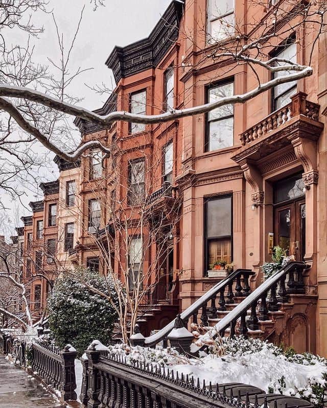 Lonely Planetのインスタグラム：「Most of us don't think about traveling in the winter, but that's the best time to explore popular destinations without the usual crowds and get great deals on accommodations.⠀⠀⠀⠀⠀⠀⠀⠀⠀  It's also a great time to see cities in a different light- like covered in fresh powdery snow. ⠀⠀⠀⠀⠀⠀⠀⠀⠀ ⠀⠀⠀⠀⠀⠀⠀⠀⠀ Tell us, what's your favorite winter travel destination?⠀⠀⠀⠀⠀⠀⠀⠀⠀ ⠀⠀⠀⠀⠀⠀⠀⠀⠀ 📷via  @melissamale⠀⠀⠀⠀⠀⠀⠀⠀⠀ 📍New York⠀⠀⠀⠀⠀⠀⠀⠀⠀ ⠀⠀⠀⠀⠀⠀⠀⠀⠀ #Lonelyplanet #NewYork #Newyorkcity」