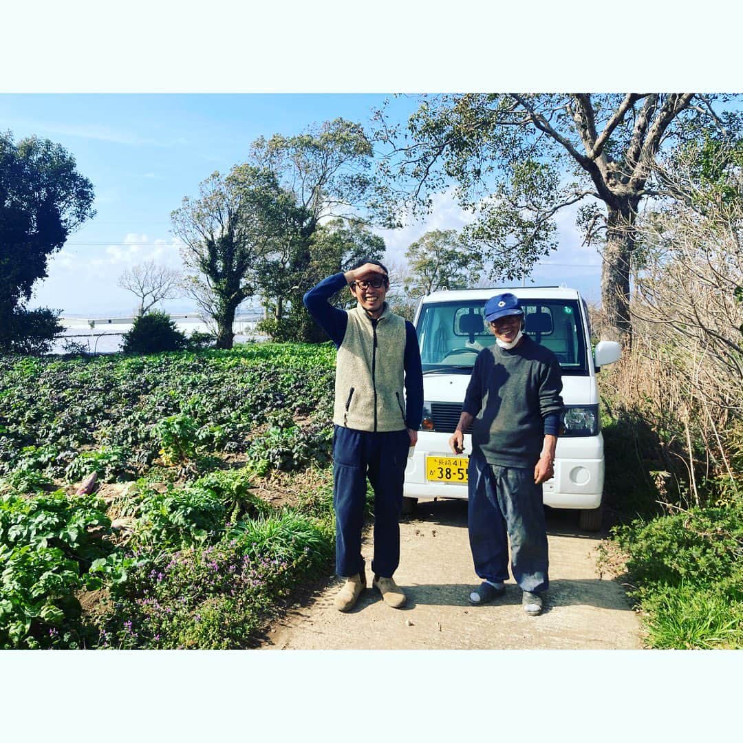 journaleatripのインスタグラム：「Seeding farmer a destined meeting  足を踏み入れると 穏やかで気持ちよくてまだいった事ないけど天国みたいな畑。 種取り農家　岩崎さん とオーガニック直売所タネト奥津さん  その土地の気候や風土に合わせた種を毎年採り守り継がれてきた品種、古来種野菜。 生き抜き繋ぐ目的の野菜は美味しいさの力が違うと昨年soilでwarm warm高橋さんもいつも以上に話してくれてた。 出会いは随分前なのに ちゃんと出会うタイミングはある。 そして出逢いは大きく人生を左右する。」