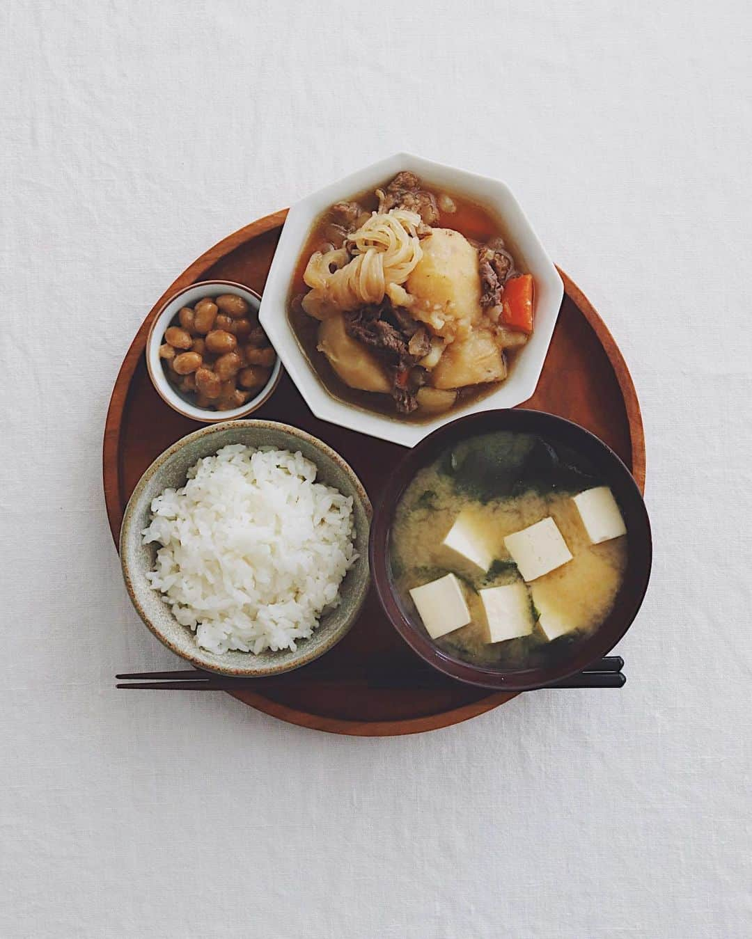 樋口正樹さんのインスタグラム写真 - (樋口正樹Instagram)「Today's breakfast . 今朝はご飯、味噌汁、納豆、 昨晩の残りものの肉じゃが。 . . . #2日目の肉じゃが #肉じゃが #おふくろの味 #お袋の味 #納豆 #朝ごはん #朝食 #nikujyaga #japanesebreakfast」2月25日 7時37分 - higuccini