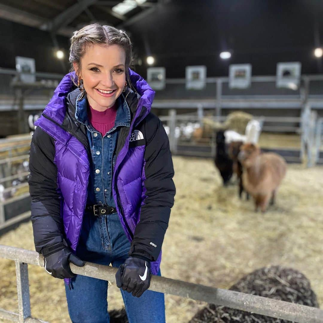 ヘレン・スケルトンさんのインスタグラム写真 - (ヘレン・スケルトンInstagram)「If in doubt climb on a gate xx more @onthefarmc5 Thursday 8pm xxxx #farming #family #llama #alpacca #yorkshire #onthefarm #cannonhall」2月25日 7時40分 - helenskelton