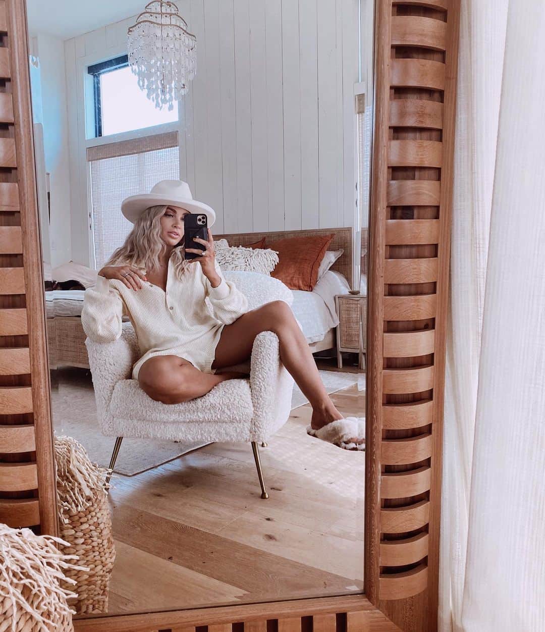 Cara Van Brocklinのインスタグラム：「I am in need of a new series guys....what is either your absolute favorite series or one you’re currently watching and liking!? http://liketk.it/397LC」
