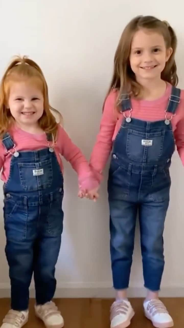 オシュコシュのインスタグラム：「On Wednesdays, we wear pink (and overalls, of course) 💕 #twinning #siblingstyle #overalls 📷: @themamanotes」