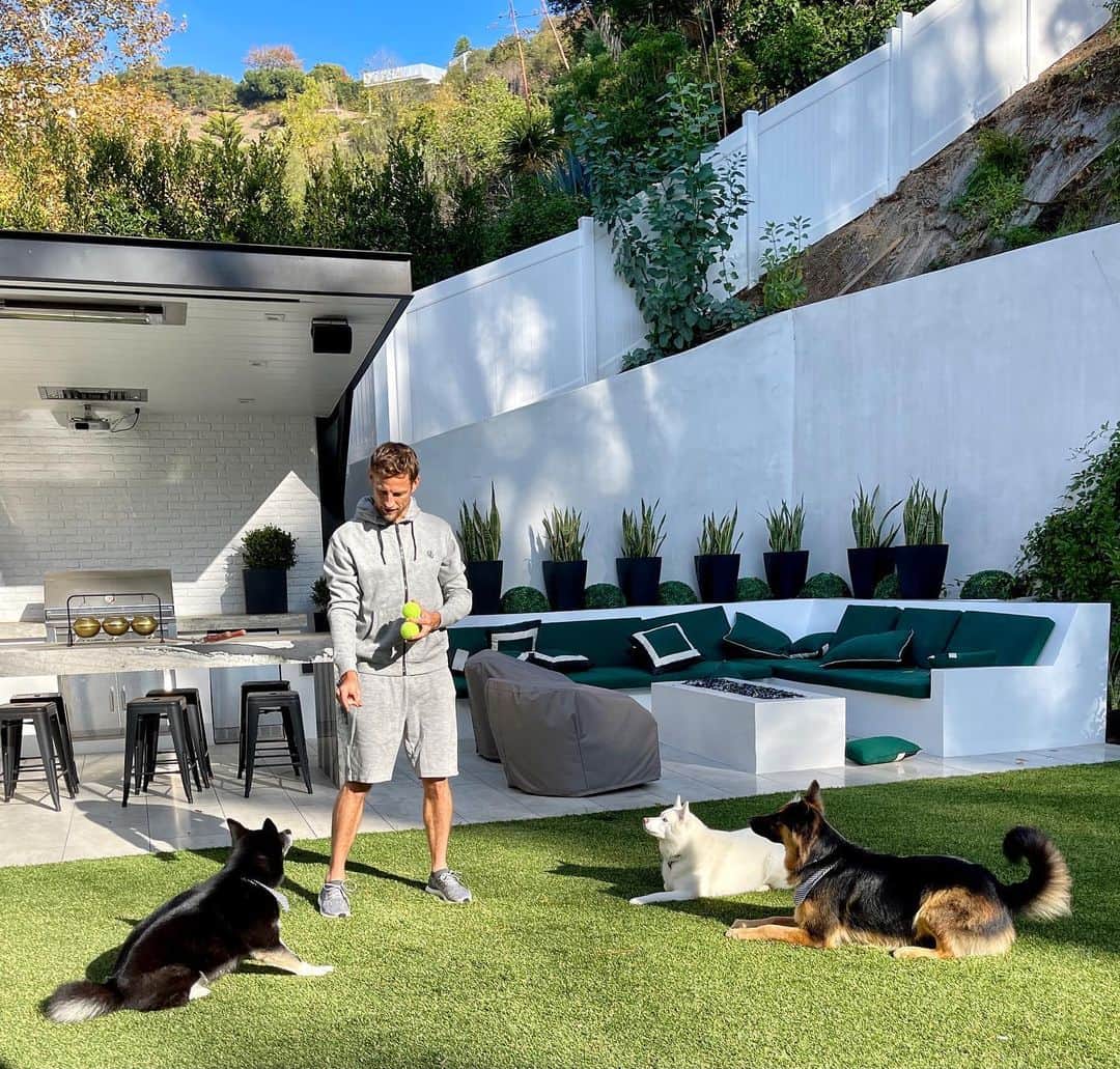 ジェンソン・バトンのインスタグラム：「Love our crazy fur babies Storm, Rogue and Bentley #dogsofinstagram #gsd #pomsky #dare2b #dare2bxjensonbutton」