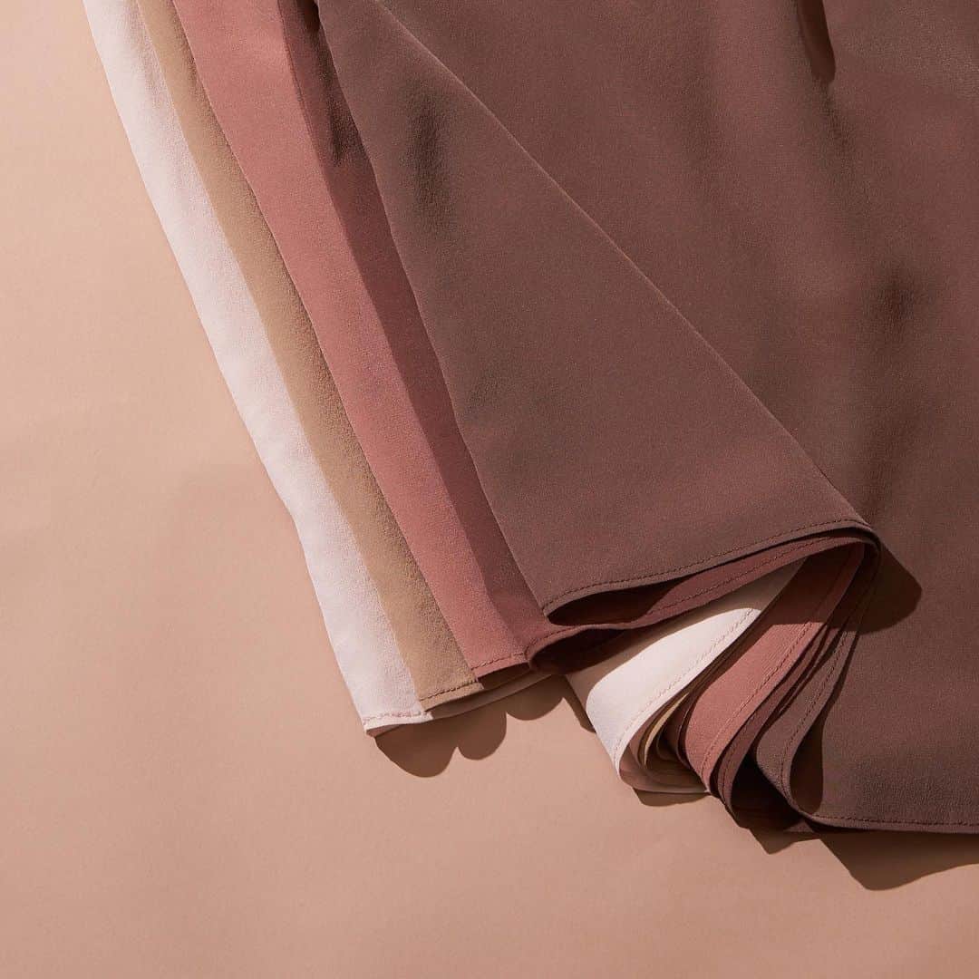 Banana Republic のインスタグラム：「Shimmy into soft silk with our V-Neck Layering Slip from True Hues. Made with a washable silk fabric, it's the effortless essential you need for an extra layer of cover. #TrueHues」