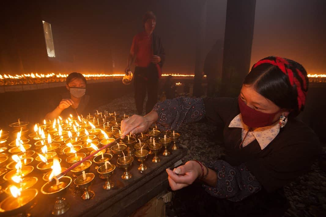 Michael Yamashitaさんのインスタグラム写真 - (Michael YamashitaInstagram)「It’s Butter Lamp Festival time,  a traditional Tibetan Buddhist festival (“Chotrul Duchen" in Tibetan), that closely follows Losar -- the Tibetan New Year. This delicious-sounding festival involves lighting butter lamps to commemorate Buddha’s great religious debating victory over his heretical opponents about 2,500 years ago in India. The lamps are simply clarified yak butter in a bowl with a wick, which, when lit, produce a smokey light. In Tibetan Buddhist tradition, the lights banish darkness, literally and figuratively, and many lights together are conducive for meditation and focusing the mind. Just as the butter or vegetable oil turns into light, it is believed that human minds, too, can be enlightened. #butterlamp #butterlampfestival #yakbutter #yakbutterlamps #tibetanbuddhism #losar」2月25日 7時48分 - yamashitaphoto