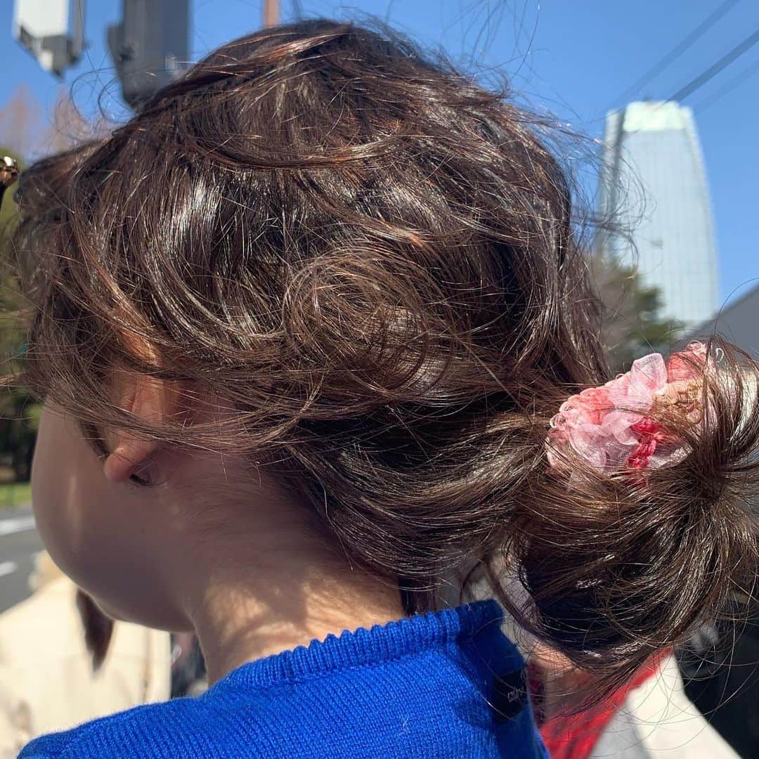 小林ひろ美のインスタグラム：「カーリーヘアの2歳児さん。 私のかわいい初孫です💓 まだ目が離せないお年頃だけれど、ちゃんと会話が成り立つのが面白い。 自称、「かわいいおねえさん」😂 将来どんな女の子になるんでしょうね。」