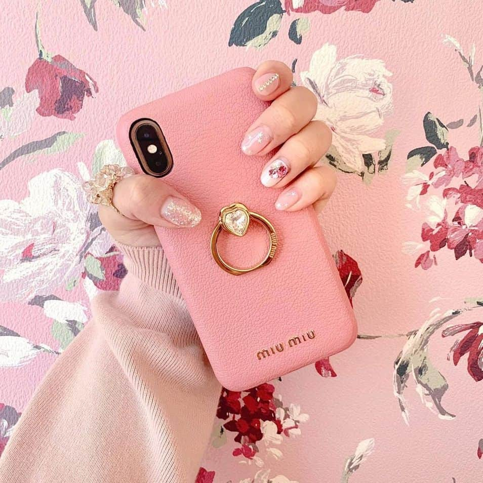 MERYさんのインスタグラム写真 - (MERYInstagram)「.⁣ Miu MiuのiPhoneカバーで上品ガーリーな気分に浸っちゃおう🎀⁣ .⁣ 毎日持ち歩くものには、ちょっぴりお金をかけてでも素敵なアイテムを選んでみませんか？⁣ 『Miu Miu（ミュウミュウ） @miumiu 』のカバーは、持っているだけでテンションが上がりそうなロマンチックな雰囲気です💗⁣ .⁣ MERYでは他にも「かわいい」に近づくさまざまな情報を発信しています。⁣ @mery.beauty コスメ・美容に特化した情報をお届け♡⁣ @mery_spot 話題のカフェやお出かけスポットをご紹介！⁣ こちらもぜひチェックしてみてください！⁣ .⁣ .⁣ photo by  @tomo_peach_ @sssyk_25 @fuu_doll_⁣ .⁣ #MERY #regram #miumiu #iphonecase #iphonecover #iphone11promax #ミュウミュウ #アイフォンケース #アイフォンカバー #ガーリー #ハイブランド #自分へのご褒美 #誕生日プレゼント #バースデープレゼント #記念日プレゼント #プレゼント #贈り物 #贈り物に最適 #ギフト #お年玉 #クリスマスプレゼント #合格祝い #成人祝い #アイフォン #スマホケース #スマホカバー #お洒落 #お洒落さんと繋がりたい #MERY女子 #メリー」2月25日 8時00分 - mery.jp