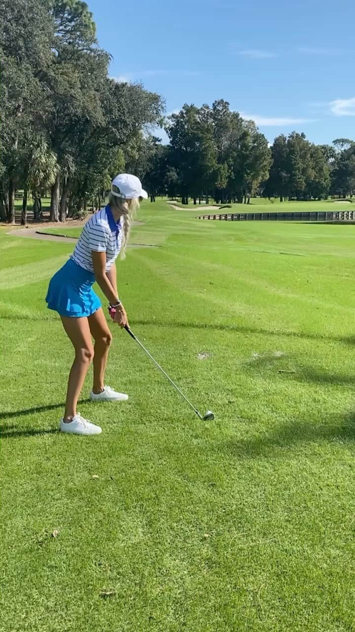 Elise Lobbのインスタグラム：「Welcome to the gun show 💪🏼🤣 what course are you hoping to play this summer ?! Any golf trips planned ?!🧐⛳️🏌🏼‍♀️☀️ #golf #golftrip」