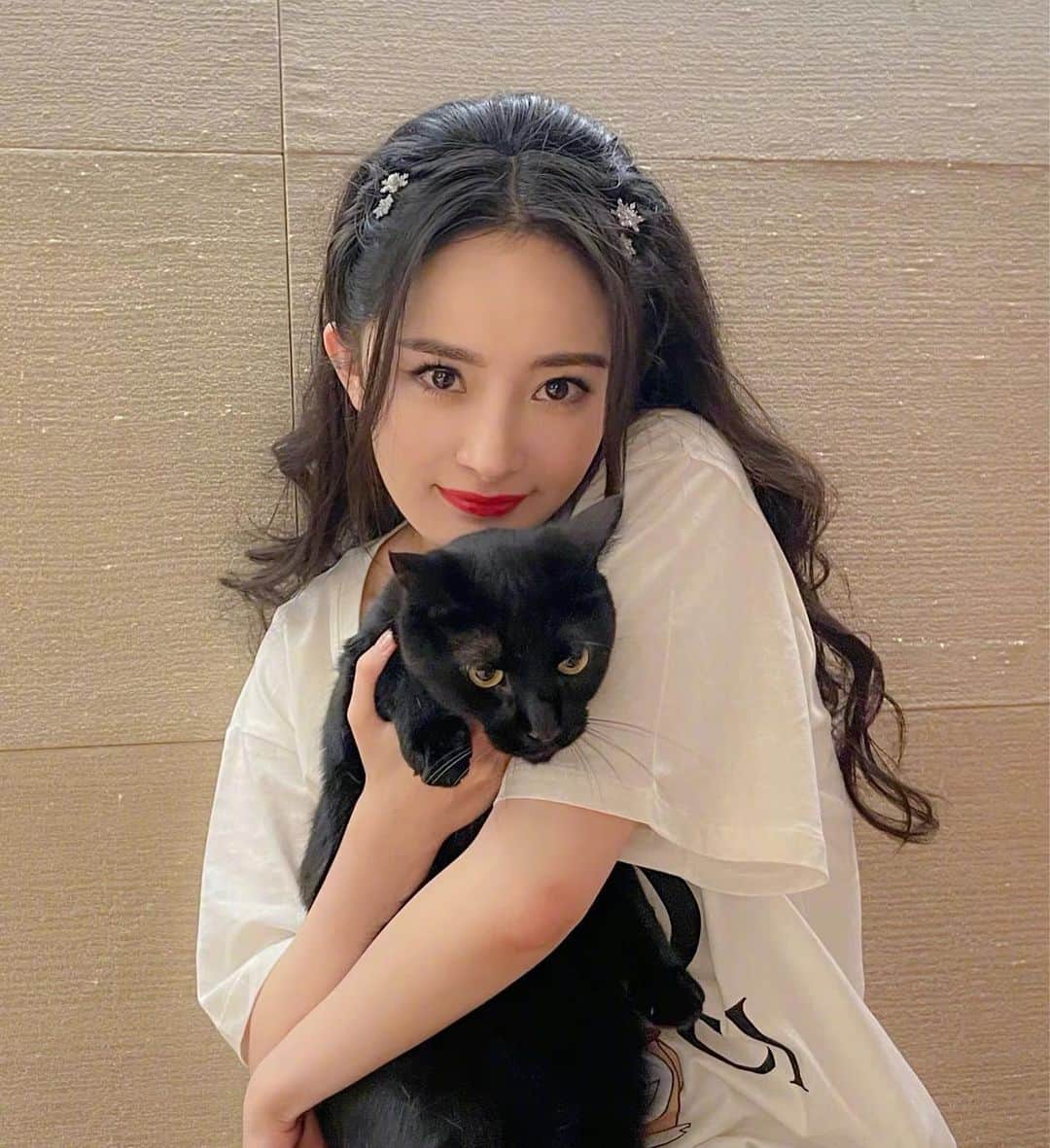 ヤン・ミー（Yang Mi）のインスタグラム：「Fur everywhere🐱😂// 在海外喜欢饰品的仙女们可以去主页朋友网店看下 现有15%折扣 或直接搜beautivogue.com💗Check out profile link or visit beautivogue.com for 15% off if you like accessories❤️// #yangmi #mimi」