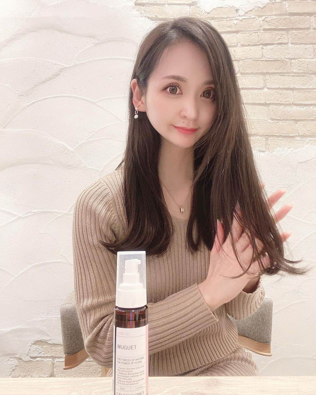 藤後 沙織 とうごさおりさんのインスタグラム写真 - (藤後 沙織 とうごさおりInstagram)「髪をだいっぶ切って傷んでるところがなくなったので、よい状態を保ちたくて、よりヘアケアに力入れ始めました💇‍♀️  CALEIDO ET BICE @caleidoetbice のヘアオイルは、しっとり潤ってツヤは出るんだけどベタつかなくて、ドライヤーで乾かした後はサラサラになる🤗 テクスチャーもこっくりしすぎず、水っぽすぎず、ちょうどよいです🙆‍♀️ スズランとジャスミンの、とっても女性らしい香りも癒される♡  朝のスタイリングにも、お風呂後のアウトバストリートメントにも使えて、持ち運びもしやすいのでカバンにしのばせてます☻  #sponsored #caleidoetbice #カレイドエビーチェ #ヘアオイル #ヘアケア #castme_jp」2月25日 8時06分 - saori_togo