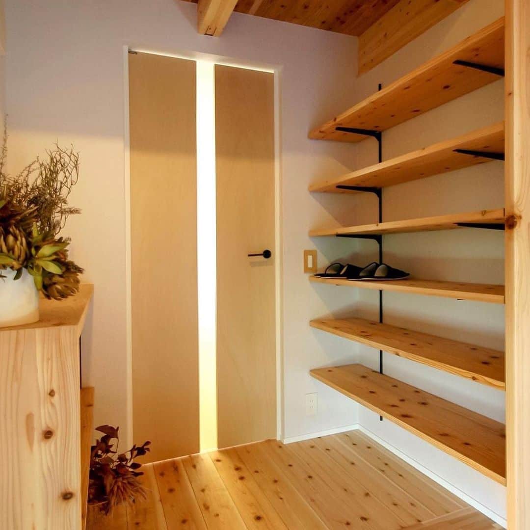 ネキストホームのインスタグラム：「光の筋が通るドア🚪✨ その他の施工事例は　@nexthausdesign1947 からホームページへ行ってチェックしてください😆✨・ - - - - - - - - - - - - - - - - - - - - - ・ 時を超えた、 新しいスタンダード。 #NEXTHAUSDESIGN ・ - - - - - - - - - - - - - - - - - - - - - - - - - - - - more photos → @nexthausdesign1947 - - - - - - - - - - - - - - - - - - - - - - - - - - - - ・ #ネクストハウスデザイン は心地よい#木の家 をお客様と一緒につくる#木造 の#注文住宅 を中心とした、創業1947年に創業した#宇都宮市 の#工務店 です。 ・ 大手ハウスメーカー 等が推奨する、30年ごとに建て替える家ではなく、#無垢材 やモイス などの#自然素材 を使い、そのご家族の#暮らし 方に合わせた#心地よい暮らし をご提案しています。 ・ そんな#家づくり を実際に体感できる#モデルハウス がありますので、ぜひご見学ください。 ・ あなたの理想の#マイホーム の答えが私たちの#家づくり にあります。 ・ #新築 用の#土地探し から#住宅ローン 等の資金計画まで、DMやメール、お電話等でいつでもご相談ください。 ・ #マイホーム計画 中の方は、HPより資料請求して頂ければ、コンセプトブック等をお届けいたします。 ・ ↓のプロフィール欄からHPに移動できます。 ・ - - - - - - - - - - - - - - - - - - - - - @nexthausdesign1947 - - - - - - - - - - - - - - - - - - - - - ・ ・ 施工対応エリア ・ #栃木県 全域 #宇都宮市 #さくら市 #真岡市 #下野市 #日光市 など ・ 車で1時間以内の範囲を主に施工エリアとしていますが、それ以外の地域の方もお気軽にご相談ください。 - - - - - - - - - - - - - - - - - - - - - このインスタの管理人は世界を変える住宅屋 @mizonobe です。 家づくりに関することも、そうで無いことも ご相談お待ちしてます！」