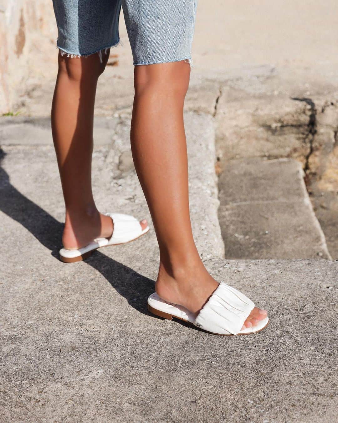 サムエデルマンのインスタグラム：「THE BRIAR A quilted bottom and soft leather upper makes this sandal both comfortable and elevated.   See our story for more new arrivals from the SS21 Collection.   #SamEdelman #Spring2021」