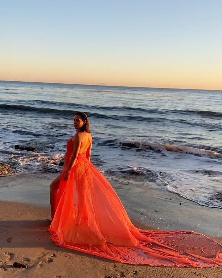 のインスタグラム：「My dream to feature my talented girlfriends has come true! 💕✨Little taste of our #prenatalshoot dressed by @jessicacindy_official shot by @amandagnwn and @julierochemiya 🌅 official photos to come xx」