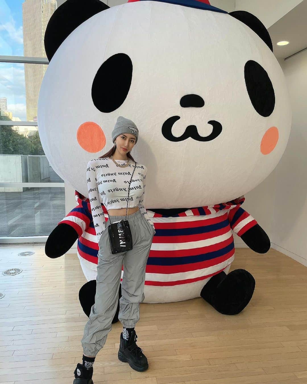 のインスタグラム：「🐼🐼  @kashiwasato2020  @kashiwasato  Beenie: @boylondon  Tops: @palmangels  Bag: @ground_n_ace  Soxs: @tokyo_dt_cartel  Shoes: @buffalolondon  #パイスラ #パイスラッシュ #パイスラ女子」