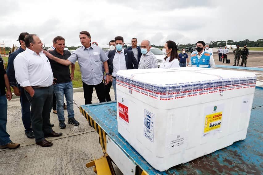 ジルマ・ルセフのインスタグラム：「🇧🇷 Em Rio Branco, no Acre, o Presidente Jair Bolsonaro e o ministro da Saúde, Eduardo Pazuello, acompanham a chegada de novo lote de vacinas contra a Covid-19 da AstraZeneca/Oxford ao Estado.   📷: Alan Santos/PR」