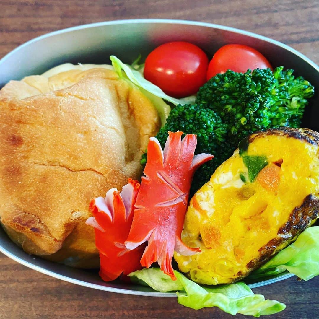 宮崎謙介さんのインスタグラム写真 - (宮崎謙介Instagram)「初のパン弁当。リクエストにより。」2月25日 8時27分 - miyazakikensuke1031