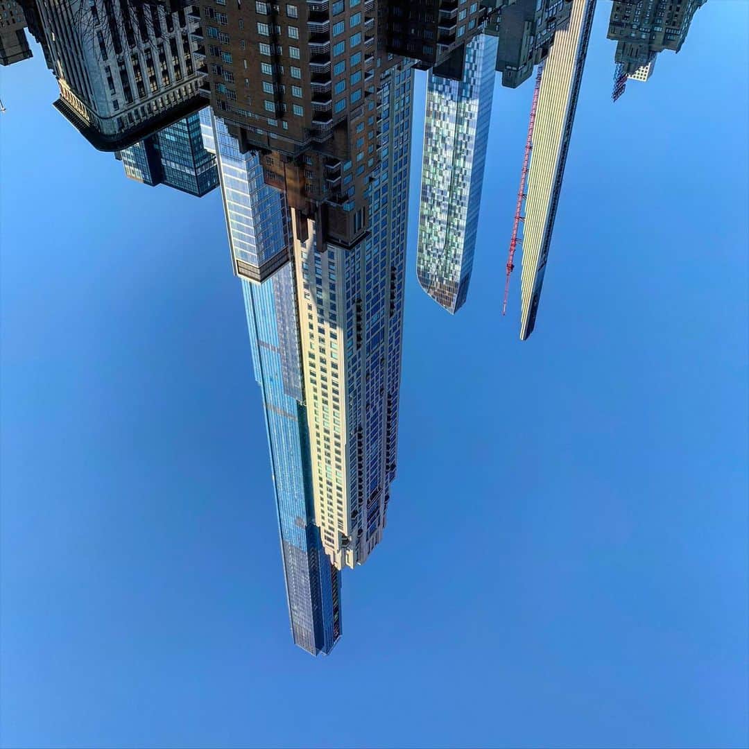 JULIEN D'YSのインスタグラム：「#manhattan #stalactites #architecture #february24.2021#🙃#💙🌞#colombusavenue 🤍💎」