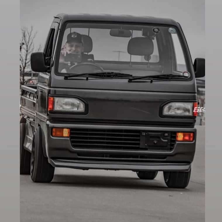 スティーブのインスタグラム：「My little kei truck will never be the same again. Just wait to see what I got planned... 畑のフェラーリはこれからだいぶ変わる、今でも可愛いけどだいぶ変わることを期待してください　camera man please tell me who to tag for the cool shot」