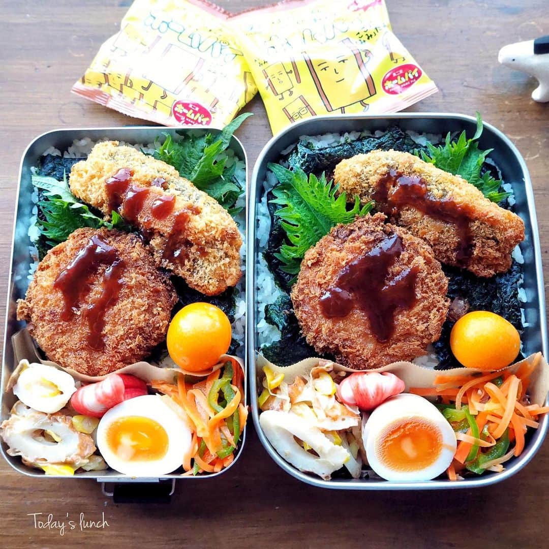 marimo まりものインスタグラム：「2.25(木)﻿ ﻿ ﻿ おはようございます☺︎︎﻿ 今日は揚げ物弁当(ざっくり‪w)です。﻿ ﻿ ﻿ 揚げ物(しそささ身カツ、クリームコロッケ)﻿ 味玉﻿ 竹輪とねぎのおかか炒め﻿ 人参とピーマンのきんぴら﻿ かにかま﻿ ごはん(海苔の下におかか)﻿ ﻿ ﻿ 冷凍庫で半端に残ってた揚げ物を集合。﻿ なんだか、ごちゃっとしてる…。﻿ ﻿ ﻿ 昨夜、何気なくスマホみてて目に止まったグラス。﻿ (3枚目)﻿ 次男に「このグラスかわいいよね」﻿ と見せたら…﻿ ﻿ 「かわいいけど…」﻿ 「こういうの、かわいいって思う感覚﻿  まだ残ってたんだね😮🤪」﻿ ﻿  と 笑。﻿ ﻿ ﻿ そうなの、まだ残ってる…🙄﻿ …って！﻿ お母さんを何だと思っとるのだ😂﻿ という、次男にディスられた話しでした‪w。﻿ ﻿ ﻿ さー、木曜日。﻿ 今日も頑張っていきましょう⚑⁎∗﻿ ﻿ ﻿ #instafood #お弁当作り #お弁当 #おひるごはん #おうちごはん #オベンタグラム #bentobox #ランチボックス #お弁当作り楽しもう部 #yummy #弁当 #旦那弁当 #macaroni #お弁当のおかず #foodie #フーディーテーブル#おべんとう #男子弁当#手作り弁当 #息子弁当 #今日のお弁当 #お弁当記録 #揚げ物弁当﻿ ﻿ ﻿」