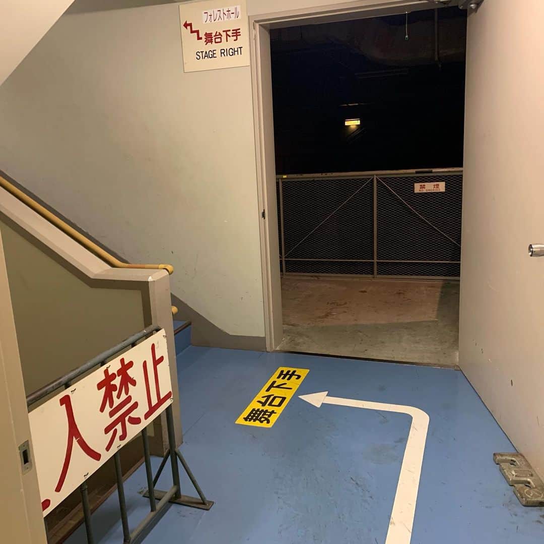 浜田のインスタグラム：「金山の会場、ものものしい雰囲気だなと思ってたら、楽屋におばけいた。」