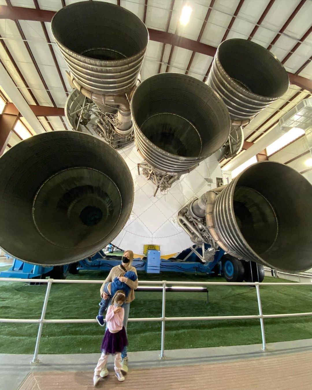 エミリー・デ・レイヴィンさんのインスタグラム写真 - (エミリー・デ・レイヴィンInstagram)「Houston! OMG what a friggin trip at the @nasajohnson (NASA Johnson Space Center) thanks for an amazing day! Such a friggin cool experience! Apparently now I just have to learn Russian, get my scuba license (again. Been a bit since the Bahamas in 2001 with @lanaparrilla and @majandrama )  and oh- get my masters in a STEM field. (And much more I’m forgetting- pls kids. Don’t quote me on ANY of this 🤪)   #rvlife #lifeontheroad #thebestlife #mumlife #momlife #toddlerlife #kidlife #wearamask」2月25日 14時11分 - emiliede_ravin