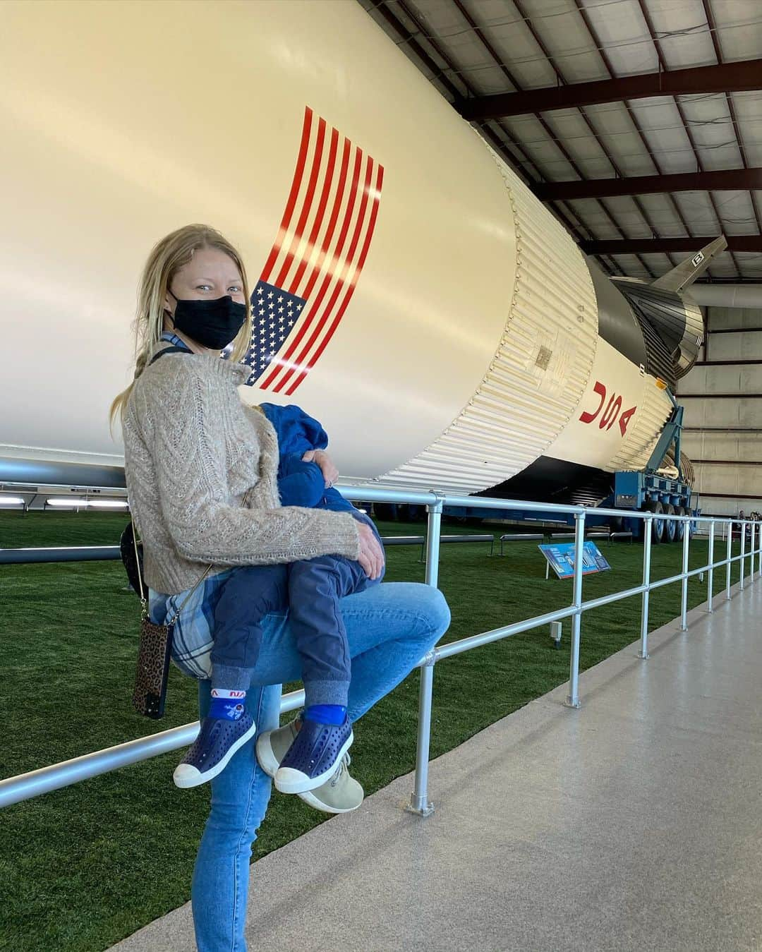 エミリー・デ・レイヴィンさんのインスタグラム写真 - (エミリー・デ・レイヴィンInstagram)「Houston! OMG what a friggin trip at the @nasajohnson (NASA Johnson Space Center) thanks for an amazing day! Such a friggin cool experience! Apparently now I just have to learn Russian, get my scuba license (again. Been a bit since the Bahamas in 2001 with @lanaparrilla and @majandrama )  and oh- get my masters in a STEM field. (And much more I’m forgetting- pls kids. Don’t quote me on ANY of this 🤪)   #rvlife #lifeontheroad #thebestlife #mumlife #momlife #toddlerlife #kidlife #wearamask」2月25日 14時11分 - emiliede_ravin