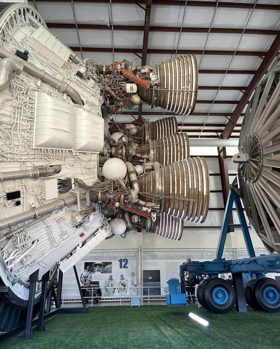 エミリー・デ・レイヴィンさんのインスタグラム写真 - (エミリー・デ・レイヴィンInstagram)「Houston! OMG what a friggin trip at the @nasajohnson (NASA Johnson Space Center) thanks for an amazing day! Such a friggin cool experience! Apparently now I just have to learn Russian, get my scuba license (again. Been a bit since the Bahamas in 2001 with @lanaparrilla and @majandrama )  and oh- get my masters in a STEM field. (And much more I’m forgetting- pls kids. Don’t quote me on ANY of this 🤪)   #rvlife #lifeontheroad #thebestlife #mumlife #momlife #toddlerlife #kidlife #wearamask」2月25日 14時11分 - emiliede_ravin