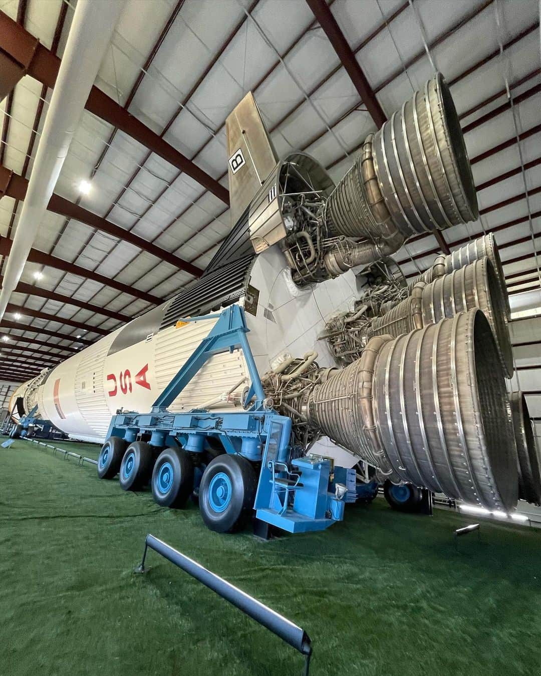 エミリー・デ・レイヴィンさんのインスタグラム写真 - (エミリー・デ・レイヴィンInstagram)「Houston! OMG what a friggin trip at the @nasajohnson (NASA Johnson Space Center) thanks for an amazing day! Such a friggin cool experience! Apparently now I just have to learn Russian, get my scuba license (again. Been a bit since the Bahamas in 2001 with @lanaparrilla and @majandrama )  and oh- get my masters in a STEM field. (And much more I’m forgetting- pls kids. Don’t quote me on ANY of this 🤪)   #rvlife #lifeontheroad #thebestlife #mumlife #momlife #toddlerlife #kidlife #wearamask」2月25日 14時11分 - emiliede_ravin